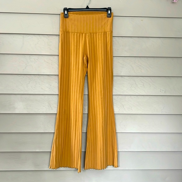 OFFLINE by Aerie ribbed flared pants size M - Picture 1 of 4